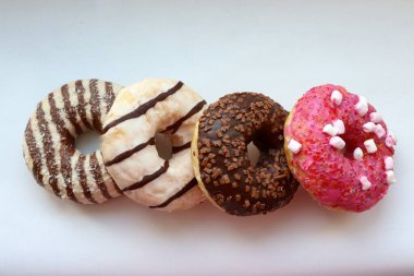 Beyaz Arka plan Yakın plan Görünümlü Renkli Donutlar ve Çikolatalı Donutlar