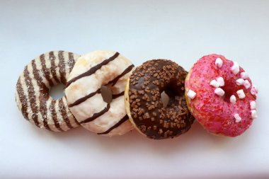 Beyaz Arka plan Yakın plan Görünümlü Renkli Donutlar ve Çikolatalı Donutlar