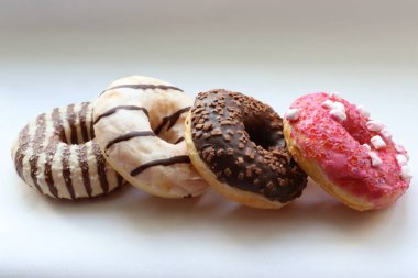 Beyaz Arka plan Yakın plan Görünümlü Renkli Donutlar ve Çikolatalı Donutlar