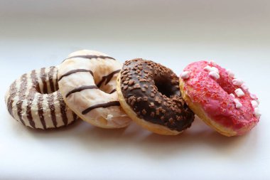 Beyaz Arka plan Yakın plan Görünümlü Renkli Donutlar ve Çikolatalı Donutlar