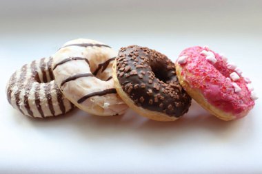 Beyaz Arka plan Yakın plan Görünümlü Renkli Donutlar ve Çikolatalı Donutlar