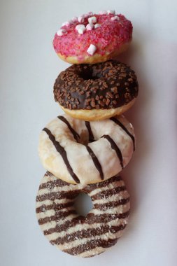 Beyaz Arka plan Yakın plan Görünümlü Renkli Donutlar ve Çikolatalı Donutlar