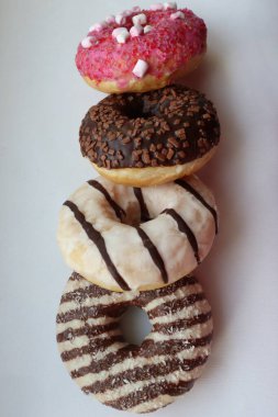 Beyaz Arka plan Yakın plan Görünümlü Renkli Donutlar ve Çikolatalı Donutlar