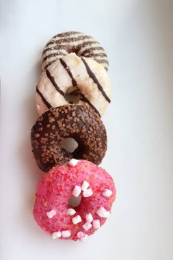 Beyaz Arka plan Yakın plan Görünümlü Renkli Donutlar ve Çikolatalı Donutlar