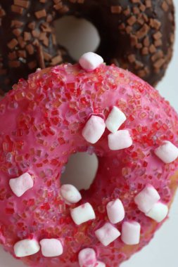 Donut ve şekerli çörek masada.