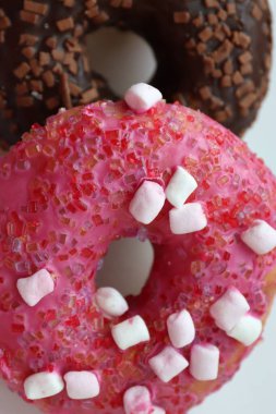 Çikolatalı ve şekerli tatlı çörek..