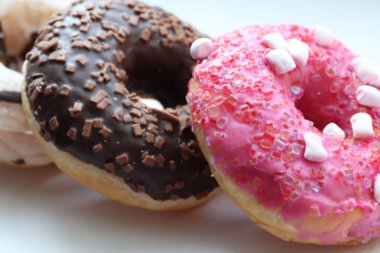Donut ve çikolatalı çörek.