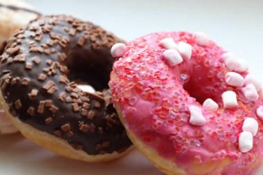 Donutu kremayla kapat.