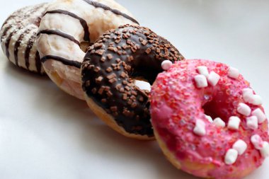 Beyaz Arka plan Yakın plan Görünümlü Renkli Donutlar ve Çikolatalı Donutlar