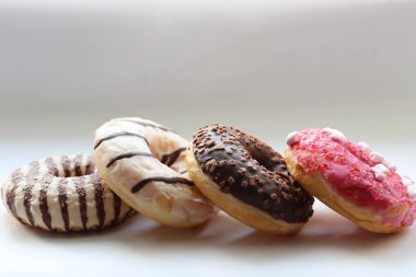 Beyaz Arka plan Yakın plan Görünümlü Renkli Donutlar ve Çikolatalı Donutlar
