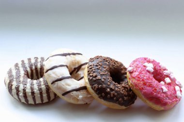 Beyaz Arka plan Yakın plan Görünümlü Renkli Donutlar ve Çikolatalı Donutlar