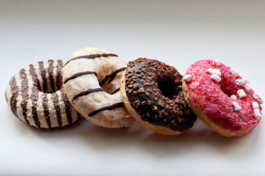 Beyaz Arka plan Yakın plan Görünümlü Renkli Donutlar ve Çikolatalı Donutlar