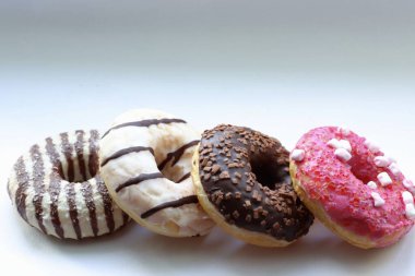 Beyaz Arka plan Yakın plan Görünümlü Renkli Donutlar ve Çikolatalı Donutlar