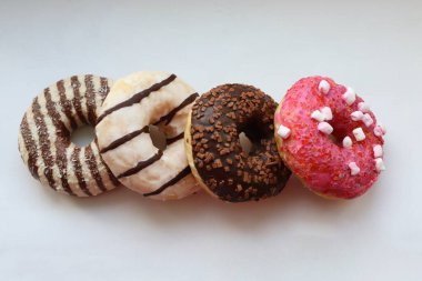 Beyaz Arka plan Yakın plan Görünümlü Renkli Donutlar ve Çikolatalı Donutlar