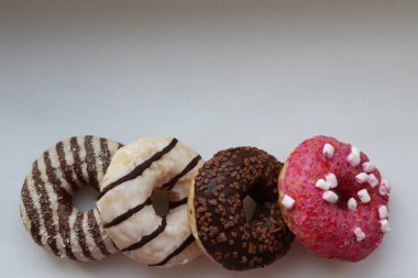 Beyaz Arka plan Yakın plan Görünümlü Renkli Donutlar ve Çikolatalı Donutlar