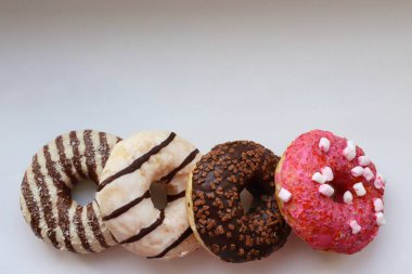 Beyaz Arka plan Yakın plan Görünümlü Renkli Donutlar ve Çikolatalı Donutlar