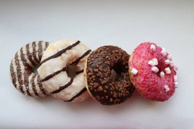Beyaz Arka plan Yakın plan Görünümlü Renkli Donutlar ve Çikolatalı Donutlar