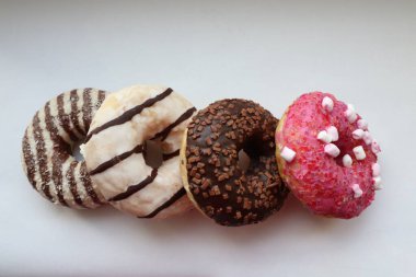 Beyaz Arka plan Yakın plan Görünümlü Renkli Donutlar ve Çikolatalı Donutlar