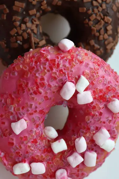 çörek çikolata üzerinde beyaz bir arka plan ile