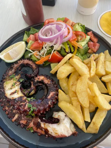 Patates ve soslu kızarmış balık.