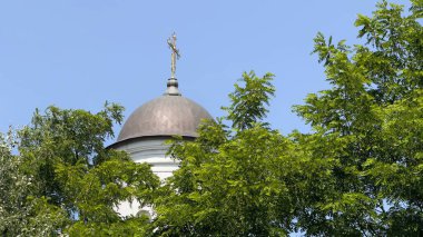 Çarmıhlı kilise kubbesi, şehirdeki güzel bir kilise manzarası.