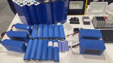 Gösteri masasında lityum piller ve elektronik modüller var.