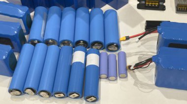 Gösteri masasında lityum piller ve elektronik modüller var.