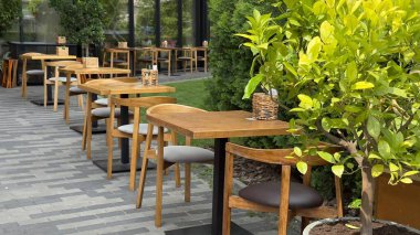 Şehirde boş bir kafe.