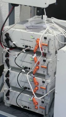 Kablo bağlantısında göstergeler bulunan lityum pil modülleri