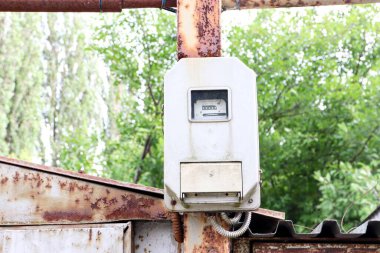 Paslı Metal Yüzeyinde Devre Kesicili Elektrik Taksimetresi