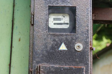 Paslı Metal Yüzeyinde Devre Kesicili Elektrik Taksimetresi