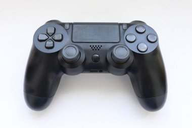  Oyun kumandası yakın plan, Modern siyah oyun denetleyici - konsol için ergonomik oyun aksesuarı, beyaz arkaplan üzerinde oyun denetleyici, beyaz arkaplan üzerinde joystick, gamepad