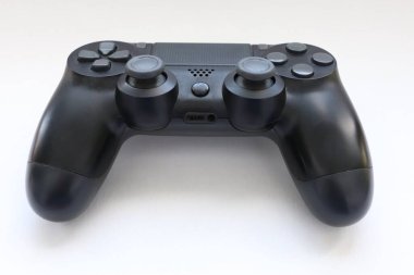 Oyun kumandası yakın plan, Modern siyah oyun denetleyici - konsol için ergonomik oyun aksesuarı, beyaz arkaplan üzerinde oyun denetleyici, beyaz arkaplan üzerinde joystick, gamepad