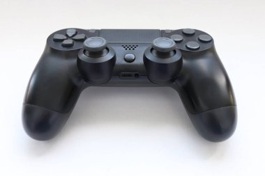  Oyun kumandası yakın plan, Modern siyah oyun denetleyici - konsol için ergonomik oyun aksesuarı, beyaz arkaplan üzerinde oyun denetleyici, beyaz arkaplan üzerinde joystick, gamepad