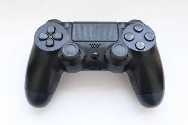  Oyun kumandası yakın plan, Modern siyah oyun denetleyici - konsol için ergonomik oyun aksesuarı, beyaz arkaplan üzerinde oyun denetleyici, beyaz arkaplan üzerinde joystick, gamepad