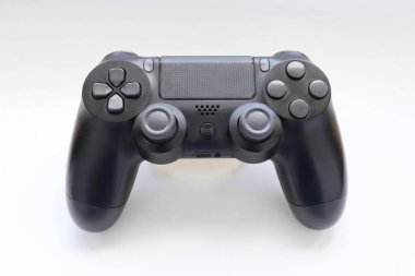  Oyun kumandası yakın plan, Modern siyah oyun denetleyici - konsol için ergonomik oyun aksesuarı, beyaz arkaplan üzerinde oyun denetleyici, beyaz arkaplan üzerinde joystick, gamepad
