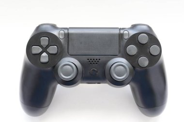  Oyun kumandası yakın plan, Modern siyah oyun denetleyici - konsol için ergonomik oyun aksesuarı, beyaz arkaplan üzerinde oyun denetleyici, beyaz arkaplan üzerinde joystick, gamepad