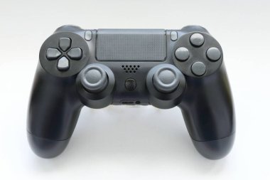  Oyun kumandası yakın plan, Modern siyah oyun denetleyici - konsol için ergonomik oyun aksesuarı, beyaz arkaplan üzerinde oyun denetleyici, beyaz arkaplan üzerinde joystick, gamepad