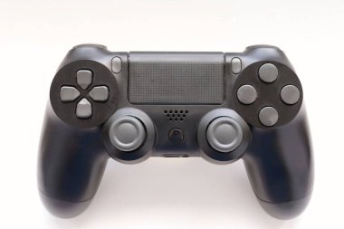  Oyun kumandası yakın plan, Modern siyah oyun denetleyici - konsol için ergonomik oyun aksesuarı, beyaz arkaplan üzerinde oyun denetleyici, beyaz arkaplan üzerinde joystick, gamepad