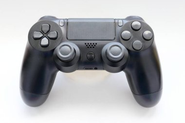  Oyun kumandası yakın plan, Modern siyah oyun denetleyici - konsol için ergonomik oyun aksesuarı, beyaz arkaplan üzerinde oyun denetleyici, beyaz arkaplan üzerinde joystick, gamepad