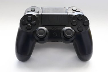 İki oyun kumandası kapanıyor, modern siyah oyun kontrolörleri - konsol için ergonomik oyun aksesuarları, beyaz arka planda oyun kontrolörleri, beyaz arkaplanda joystick 'ler, oyun pedleri