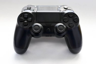 İki oyun kumandası kapanıyor, modern siyah oyun kontrolörleri - konsol için ergonomik oyun aksesuarları, beyaz arka planda oyun kontrolörleri, beyaz arkaplanda joystick 'ler, oyun pedleri