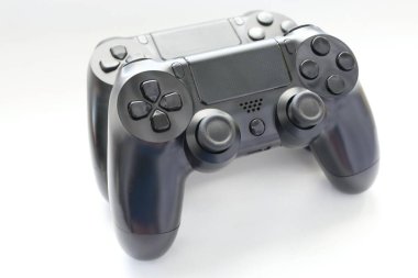 İki oyun kumandası kapanıyor, modern siyah oyun kontrolörleri - konsol için ergonomik oyun aksesuarları, beyaz arka planda oyun kontrolörleri, beyaz arkaplanda joystick 'ler, oyun pedleri