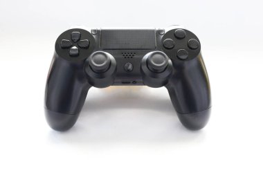  Oyun kumandası yakın plan, Modern siyah oyun denetleyici - konsol için ergonomik oyun aksesuarı, beyaz arkaplan üzerinde oyun denetleyici, beyaz arkaplan üzerinde joystick, gamepad