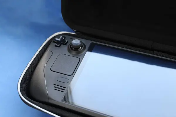 Mavi arkaplanda taşınabilir oyun konsolu. Kapanış dosyası, oyun konsolu