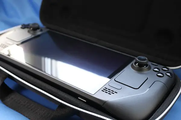 Mavi arkaplanda taşınabilir oyun konsolu. Kapanış dosyası, oyun konsolu