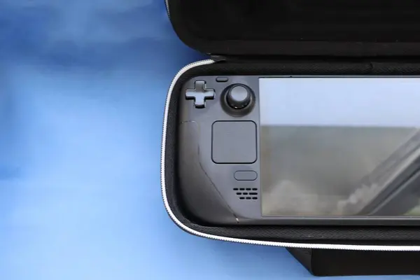 Mavi arkaplanda taşınabilir oyun konsolu. Kapanış dosyası, oyun konsolu