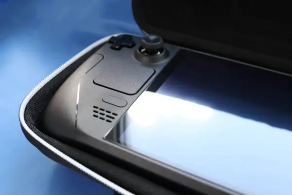 Mavi arkaplanda taşınabilir oyun konsolu. Kapanış dosyası, oyun konsolu