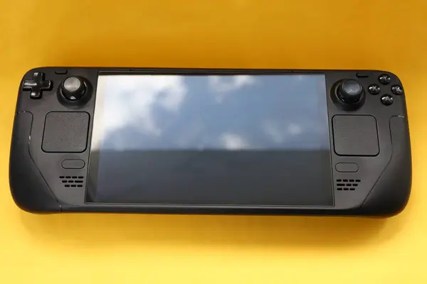 Sarı arkaplanda taşınabilir oyun konsolu, oyun konsolunu kapat