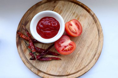 Ev yapımı Baharat Sosu için Mükemmel İçindekiler: Taze Domates, Kurutulmuş Biber ve Doğal Tahta Üzerine Kalın Domates Sosu